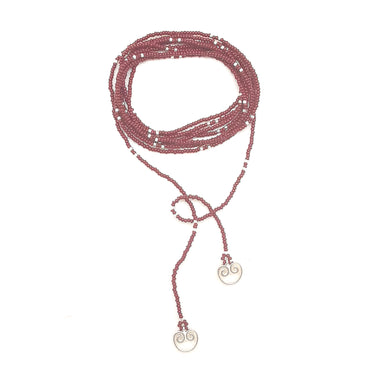 Collar enredable rojo detalles plata.